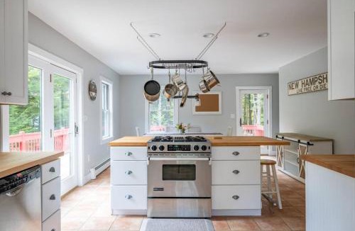 Elkins House | Rustic Big Red Cottage near Sunapee