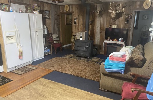 De Lancey Cottage | Rustic Family Cabin (PET FRIENDLY, WiFi, FULLY FUNCTIONAL HOME)