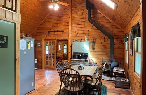 Maidstone Cabin | Rustic log cabin on beautiful Maidstone Lake