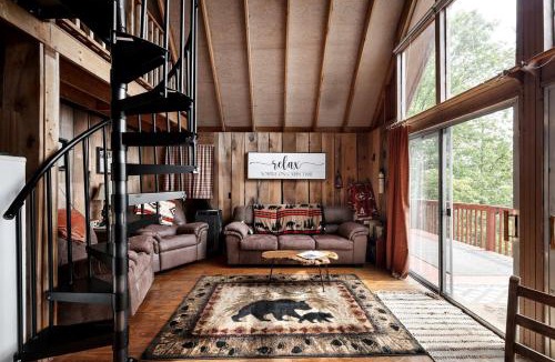 Paw Paw House | Rustic-Modern Chalet w/Fire Pit, Deck & Views in Slanesville, WV