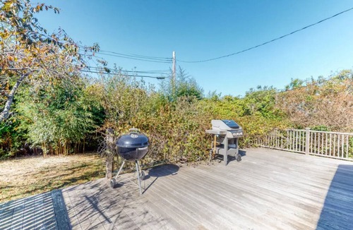 Siasconset House | Rustic, sunny cottage w/deck & W/D - walk to the beach & town!