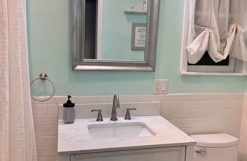 Southeast Yonkers Apartment | Safe Neighborhood w parking, Walking distance pubs & MetroNorth-30 mins to NYC