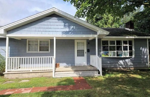 Glens Falls House | Sail away in this cozy 2 bdrm- downtown Glens Falls