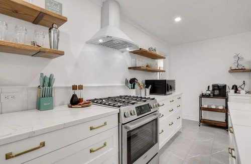Warwick House | Saltwater Heated Pool Perfect Escapen in Warwick