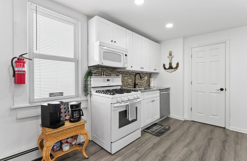 Keansburg Cottage | Sandpiper Place: 1 block to free beach w/NY views. 30min to NYC. Private drive.