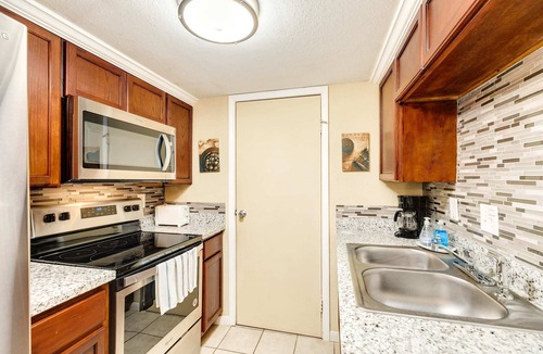 Galveston Condo | Sandpiper Stay - Pool, Near Beach and Seawall!