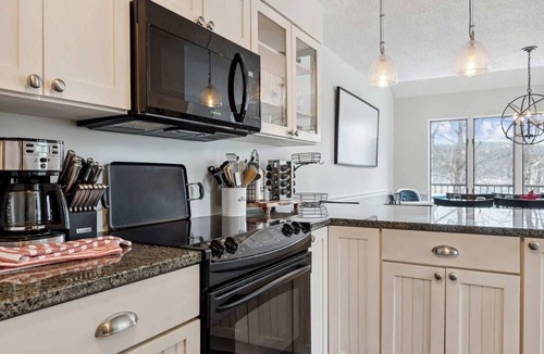 West Hartford Condo | Sauna, Comm. Pool, Walk to Club - Deere Run 4A
