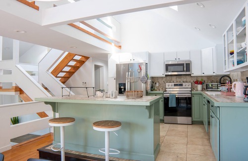 Brewster House | Scandinavian Peaceful Oasis, Mountain View, hot tub