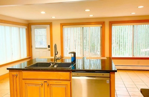 Montague House | ★Scenic Views & River Access, Cozy River Home ★