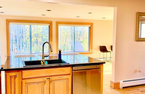 Montague House | ★Scenic Views & River Access, Cozy River Home ★
