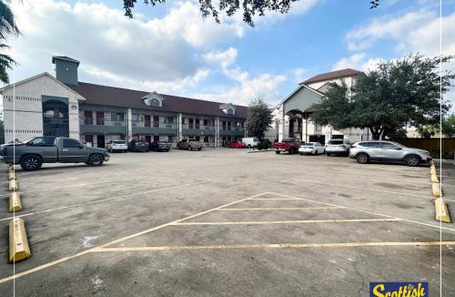 Clodine Hotel | Scottish Inn & Suites Sam Houston Parkway