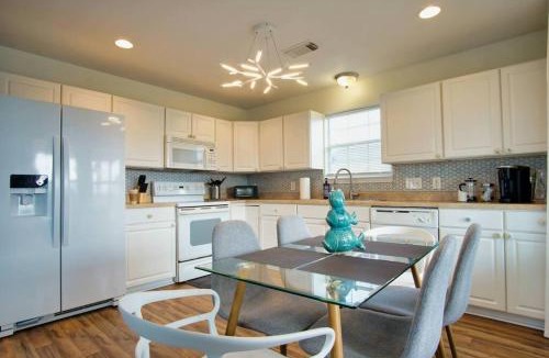 Surfside Beach House | Seabreeze Sueños ※ Surfside Abode a Walk to Beach