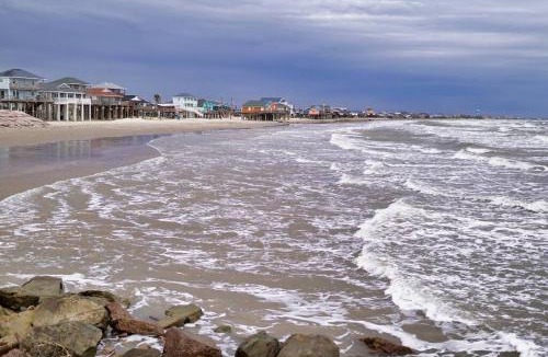 Surfside Beach House | Seabreeze Sueños ※ Surfside Abode a Walk to Beach