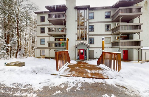 Mendon Condo | Secluded home with gas fireplace, patio, pool, athletic courts, & laundry room