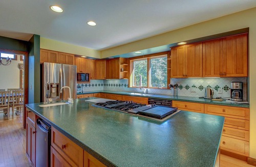 Brownsville House | Secluded Luxury Home on Huge Property with Mountain Views - Near Slopes