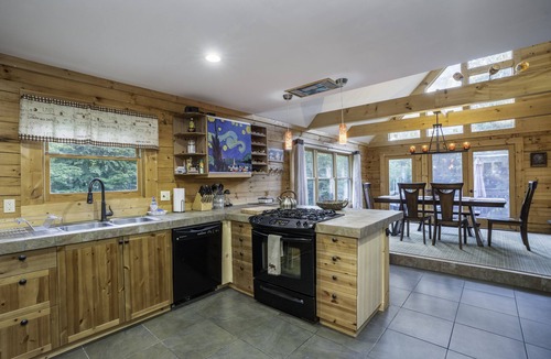 Roscoe Cabin | Secluded modern log cabin with picturesque private water fall on 12 acres!