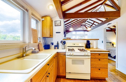 Clarendon House | Serene dog-friendly guest house with mountain views, fireplace, & firepit