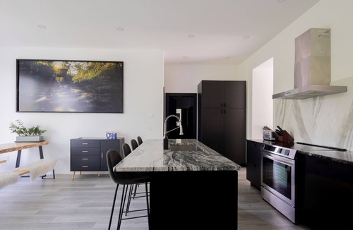 Moscow House | Serene Forest Oasis, 2 King Beds, Chef's Kitchen