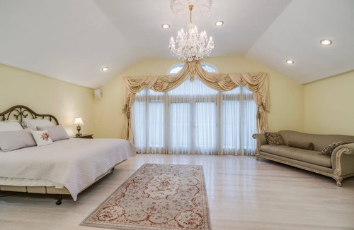 Old Westbury Villa | Serene Haven: Stunning Yard, Pool, and Views