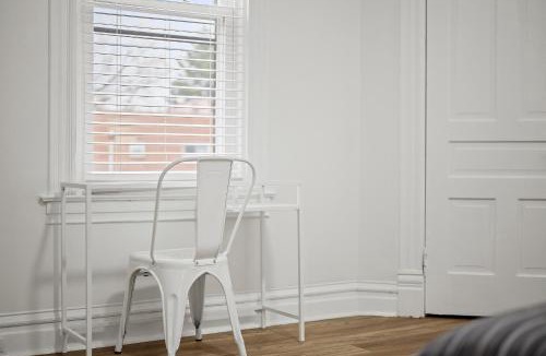 Shadyside House | Shadyside, Pittsburgh !E Modern and Bright Private Bedroom with Shared Bathroom