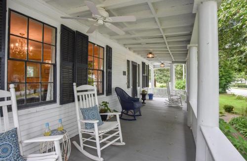 Yarmouth Port House | Shopping Restaurants 6 mins to Beach AC