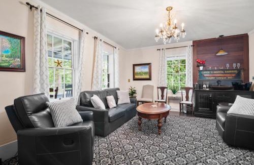 Yarmouth Port House | Shopping Restaurants 6 mins to Beach AC