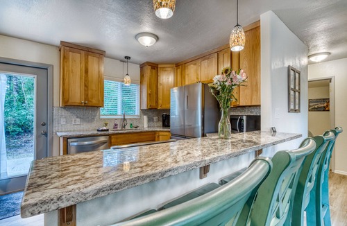 Bandon House | Single-level, dog-friendly home w/private fenced-in yard & easy beach access