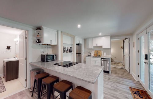 Windham House | Single-Level Duplex with Fast WiFi & a Full Kitchen - Close to Magic Mountain