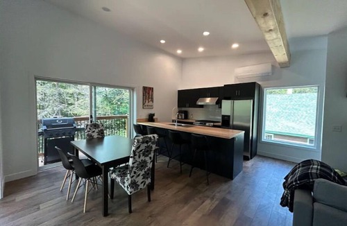 Jay Cottage | Ski, Bike and family fun at "The Future" cottage.