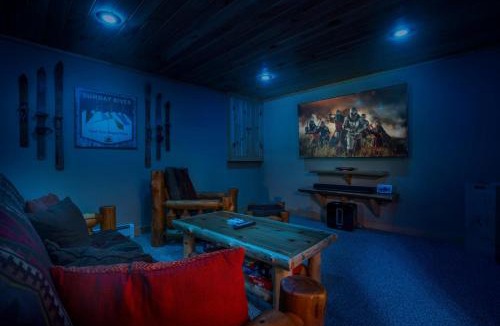Bethel House | Ski Chalet 6 min to Sunday River - Hot Tub, Home Theater, Game Room, Fire Pit - Sleeps 12