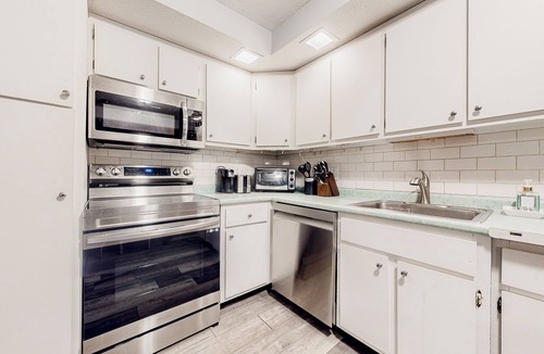 Mendon Condo | Ski getaway with pool, sauna, covered balcony, W/D access, & internet