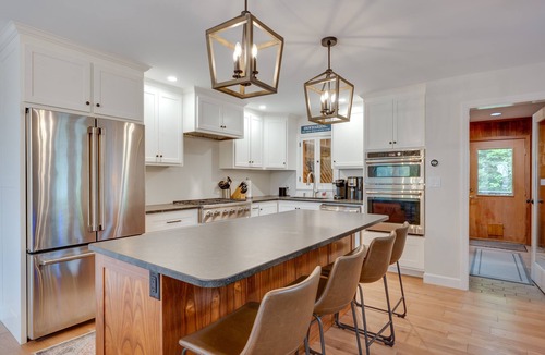 East Burke Condo | Ski-in Condo w/Hot Tub on Burke Mtn Slopes!