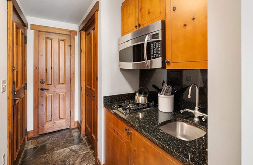 Stowe Area Apartment | Ski in/out Studio at Lodge at Spruce Peak