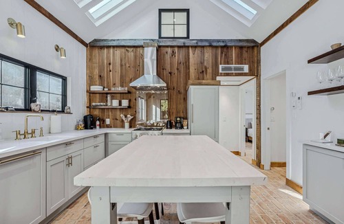 Woodstock House | Ski-In/Out to S6, Sauna & Hot Tub - Little House