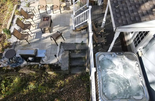 West Bridgewater Apartment | Skyeship House Condo with Hot Tub! - 1 Minute from Gondola - Sleeps 12 Easily