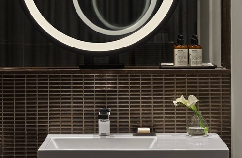 SoHo Hotel | Skyline King Studio Room at ModernHaus SoHo, Rooftop Pool, Pets Are Welcome!