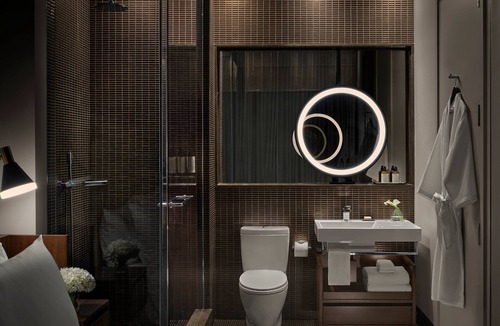 SoHo Hotel | Skyline King Studio Room at ModernHaus SoHo, Rooftop Pool, Pets Are Welcome!