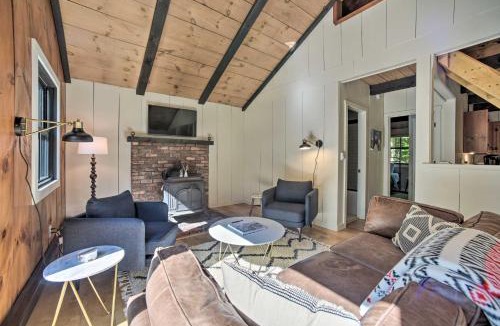 Wilmington House | Sleek Cabin with Deck, 8 Miles to Mount Snow and Hikes