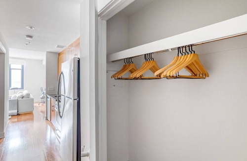 Mount Vernon Triangle Apartment | Sleek Mount Vernon 1BR w/Gym, W/D & Pool, near Chinatown, by Blueground