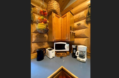 Winthrop Cabin | Sleeping Wolf Cabin 1BR w/ski trail & river access, pool/hot tub, laundry
