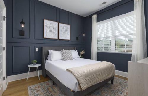 Portsmouth House | Sleeps 20 Three Condos Side by Side 10 minutes to Broadway