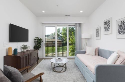 Portsmouth House | Sleeps 20 Three Condos Side by Side 10 minutes to Broadway