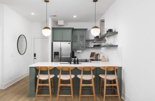 Portsmouth House | Sleeps 32 Only 10 minutes to Broadway 4 Condos Side by Side