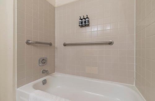 Newbold Apartment | Sleeps 4! 2BR, Gym, Free Parking, Close to Major Attractions