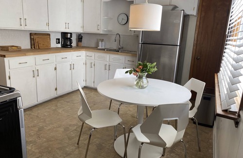 West Seneca House | Sleeps 7 - Midcentury Gem 10 min -Key Bank Ctr. , 20 min - Falls