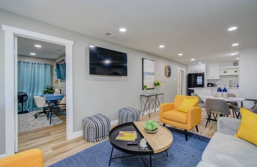 Hitchcock House | Sleeps 8 | 20 Min to Galveston | Gated | Grill