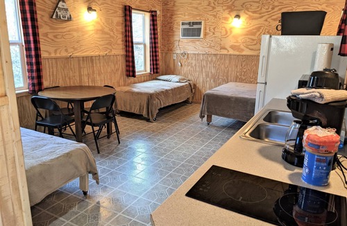 Fayetteville Hotel | Sleeps up to 4, kitchenette, full bathroom, fire ring/picnic table, air conditioned/heated.