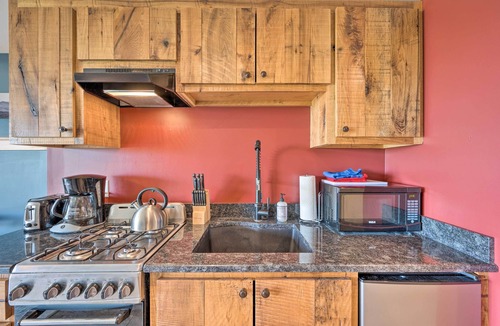 East Burke Condo | Slopeside Burke Mountain Condo w/Fireplace!