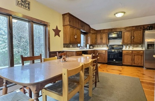 Killington Apartment | Snowarts- Game room, Fireplace, Close to golf!