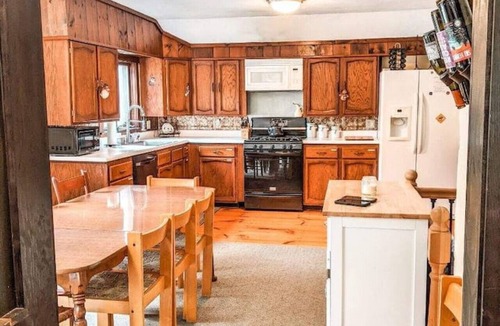 Killington Apartment | Snowarts- Game room, Fireplace, Close to golf!